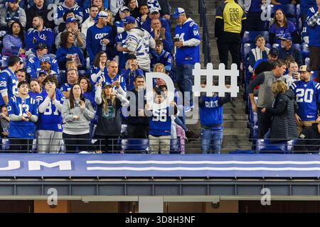 Indianapolis, Indiana, USA. November 2025 30. Die Fans der Indianapolis Colts halten während der NFL-Spiele gegen die Houston Texans im Lucas Oil Stadium in Indianapolis, Indiana, die Beschilderung der Verteidigung hoch. John Mersits/CSM/Alamy Live News Stockfoto