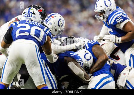 Indianapolis, Indiana, USA. November 2025 30. Die Indianapolis Colts-Verteidiger machen im Lucas Oil Stadium in Indianapolis, Indiana, den vierten Down Stop während der NFL-Action gegen die Houston Texans. John Mersits/CSM/Alamy Live News Stockfoto