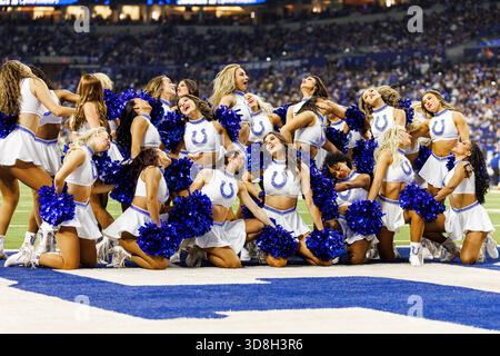 Indianapolis, Indiana, USA. November 2025 30. Die Cheerleader der Indianapolis Colts treten im Lucas Oil Stadium in Indianapolis, Indiana, im NFL-Spiel gegen die Houston Texans auf. John Mersits/CSM/Alamy Live News Stockfoto