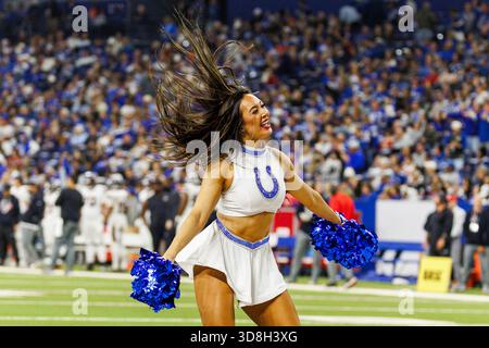 Indianapolis, Indiana, USA. November 2025 30. Die Cheerleader der Indianapolis Colts treten im Lucas Oil Stadium in Indianapolis, Indiana, im NFL-Spiel gegen die Houston Texans auf. John Mersits/CSM/Alamy Live News Stockfoto