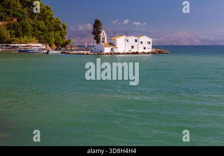 Blick auf das Kloster Vlacherna auf einer kleinen Insel in der Nähe von Korfu Griechenland an sonnigen Tagen Stockfoto