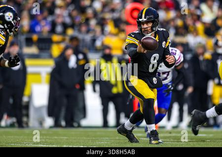 Pittsburgh, Pennsylvania, USA. November 2025 30. Pittsburgh Steelers Quarterback AARON RODGERS (8) stellt den Ball im NFL-Football-Spiel zwischen den Pittsburgh Steelers und den Buffalo Bills im Acrisure Stadium in Pittsburgh, Pennsylvania, auf den Running Back. (Kreditbild: © Brent Gudenschwager/ZUMA Press Wire) NUR REDAKTIONELLE VERWENDUNG! Nicht für kommerzielle ZWECKE! Quelle: ZUMA Press, Inc./Alamy Live News Stockfoto