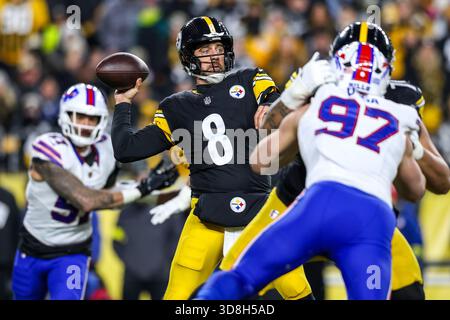 Pittsburgh, Pennsylvania, USA. November 2025 30. Pittsburgh Steelers Quarterback AARON RODGERS (8) wirft während des NFL-Fußballspiels zwischen den Pittsburgh Steelers und den Buffalo Bills im Acrisure Stadium in Pittsburgh, Pennsylvania, aus der Tasche. (Kreditbild: © Brent Gudenschwager/ZUMA Press Wire) NUR REDAKTIONELLE VERWENDUNG! Nicht für kommerzielle ZWECKE! Quelle: ZUMA Press, Inc./Alamy Live News Stockfoto