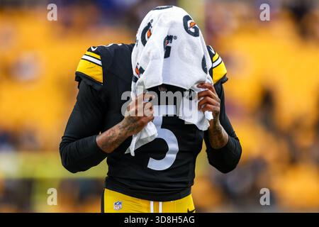 Pittsburgh, Pennsylvania, USA. November 2025 30. JALEN RAMSEY (5) verlässt das Feld vor dem NFL-Fußballspiel zwischen den Pittsburgh Steelers und den Buffalo Bills im Acrisure Stadium in Pittsburgh, Pennsylvania. (Kreditbild: © Brent Gudenschwager/ZUMA Press Wire) NUR REDAKTIONELLE VERWENDUNG! Nicht für kommerzielle ZWECKE! Quelle: ZUMA Press, Inc./Alamy Live News Stockfoto