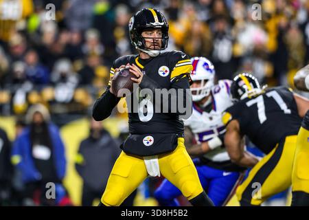 Pittsburgh, Pennsylvania, USA. November 2025 30. Pittsburgh Steelers Quarterback AARON RODGERS (8) blickt während des NFL-Fußballspiels zwischen den Pittsburgh Steelers und den Buffalo Bills im Acrisure Stadium in Pittsburgh, Pennsylvania, aus der Tasche. (Kreditbild: © Brent Gudenschwager/ZUMA Press Wire) NUR REDAKTIONELLE VERWENDUNG! Nicht für kommerzielle ZWECKE! Quelle: ZUMA Press, Inc./Alamy Live News Stockfoto