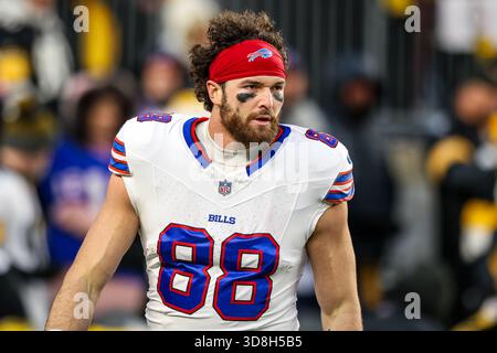 Pittsburgh, Pennsylvania, USA. November 2025 30. Buffalo Bills Tight End DAWSON KNOX (88) bereitet sich auf den Start des NFL-Fußballspiels zwischen den Pittsburgh Steelers und den Buffalo Bills im Acrisure Stadium in Pittsburgh, Pennsylvania vor. (Kreditbild: © Brent Gudenschwager/ZUMA Press Wire) NUR REDAKTIONELLE VERWENDUNG! Nicht für kommerzielle ZWECKE! Quelle: ZUMA Press, Inc./Alamy Live News Stockfoto