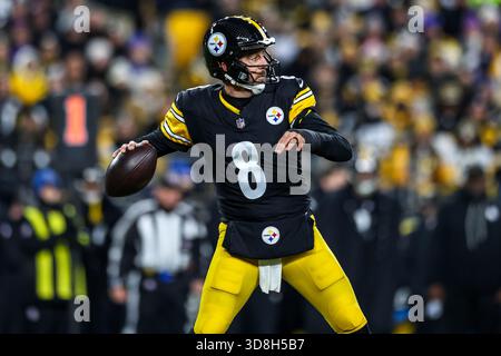 Pittsburgh, Pennsylvania, USA. November 2025 30. Pittsburgh Steelers Quarterback AARON RODGERS (8) will im Acrisure Stadium in Pittsburgh, Pennsylvania, während des NFL-Fußballspiels zwischen den Pittsburgh Steelers und den Buffalo Bills Downfield werfen. (Kreditbild: © Brent Gudenschwager/ZUMA Press Wire) NUR REDAKTIONELLE VERWENDUNG! Nicht für kommerzielle ZWECKE! Quelle: ZUMA Press, Inc./Alamy Live News Stockfoto