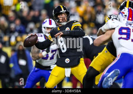 Pittsburgh, Pennsylvania, USA. November 2025 30. Der Quarterback der Pittsburgh Steelers AARON RODGERS (8) hat beim NFL-Football-Spiel zwischen den Pittsburgh Steelers und den Buffalo Bills im Acrisure Stadium in Pittsburgh, Pennsylvania, viel zu tun. (Kreditbild: © Brent Gudenschwager/ZUMA Press Wire) NUR REDAKTIONELLE VERWENDUNG! Nicht für kommerzielle ZWECKE! Quelle: ZUMA Press, Inc./Alamy Live News Stockfoto