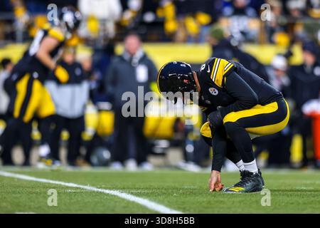 Pittsburgh, Pennsylvania, USA. November 2025 30. Pittsburgh Steelers Quarterback AARON RODGERS (8) trifft das Feld während des NFL-Fußballspiels zwischen den Pittsburgh Steelers und den Buffalo Bills im Acrisure Stadium in Pittsburgh, Pennsylvania. (Kreditbild: © Brent Gudenschwager/ZUMA Press Wire) NUR REDAKTIONELLE VERWENDUNG! Nicht für kommerzielle ZWECKE! Quelle: ZUMA Press, Inc./Alamy Live News Stockfoto