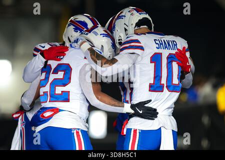 Pittsburgh, Pennsylvania, USA. November 2025 30. Buffalo Bills Wide Receiver KHALIL SHAKIR (10) und Running Back RAY DAVIS (22) drängen sich im Tunnel vor dem NFL-Fußballspiel zwischen den Pittsburgh Steelers und den Buffalo Bills im Acrisure Stadium in Pittsburgh, Pennsylvania. (Kreditbild: © Brent Gudenschwager/ZUMA Press Wire) NUR REDAKTIONELLE VERWENDUNG! Nicht für kommerzielle ZWECKE! Quelle: ZUMA Press, Inc./Alamy Live News Stockfoto