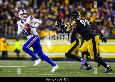 Pittsburgh, Pennsylvania, USA. November 2025 30. Der Buffalo Bills Quarterback JOSH ALLEN (17) entkommt während des NFL-Fußballspiels zwischen den Pittsburgh Steelers und den Buffalo Bills im Acrisure Stadium in Pittsburgh, Pennsylvania. (Kreditbild: © Brent Gudenschwager/ZUMA Press Wire) NUR REDAKTIONELLE VERWENDUNG! Nicht für kommerzielle ZWECKE! Quelle: ZUMA Press, Inc./Alamy Live News Stockfoto