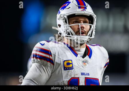 Pittsburgh, Pennsylvania, USA. November 2025 30. Buffalo Bills Quarterback JOSH ALLEN (17) während des NFL-Fußballspiels zwischen den Pittsburgh Steelers und den Buffalo Bills im Acrisure Stadium in Pittsburgh, Pennsylvania. (Kreditbild: © Brent Gudenschwager/ZUMA Press Wire) NUR REDAKTIONELLE VERWENDUNG! Nicht für kommerzielle ZWECKE! Quelle: ZUMA Press, Inc./Alamy Live News Stockfoto