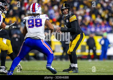 Pittsburgh, Pennsylvania, USA. November 2025 30. Pittsburgh Steelers Quarterback AARON RODGERS (8) blickt während des NFL-Fußballspiels zwischen den Pittsburgh Steelers und den Buffalo Bills im Acrisure Stadium in Pittsburgh, Pennsylvania, aus der Tasche. (Kreditbild: © Brent Gudenschwager/ZUMA Press Wire) NUR REDAKTIONELLE VERWENDUNG! Nicht für kommerzielle ZWECKE! Quelle: ZUMA Press, Inc./Alamy Live News Stockfoto