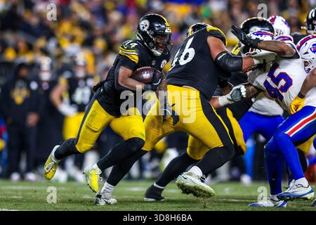 Pittsburgh, Pennsylvania, USA. November 2025 30. Pittsburgh Steelers Running Back KENNETH GAINWELL (14) trägt den Ball während des NFL-Fußballspiels zwischen den Pittsburgh Steelers und den Buffalo Bills im Acrisure Stadium in Pittsburgh, Pennsylvania. (Kreditbild: © Brent Gudenschwager/ZUMA Press Wire) NUR REDAKTIONELLE VERWENDUNG! Nicht für kommerzielle ZWECKE! Quelle: ZUMA Press, Inc./Alamy Live News Stockfoto
