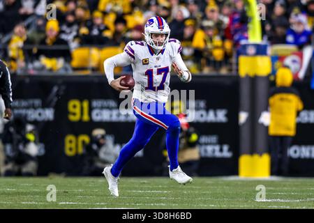 Pittsburgh, Pennsylvania, USA. November 2025 30. Der Buffalo Bills Quarterback JOSH ALLEN (17) entkommt während des NFL-Fußballspiels zwischen den Pittsburgh Steelers und den Buffalo Bills im Acrisure Stadium in Pittsburgh, Pennsylvania. (Kreditbild: © Brent Gudenschwager/ZUMA Press Wire) NUR REDAKTIONELLE VERWENDUNG! Nicht für kommerzielle ZWECKE! Quelle: ZUMA Press, Inc./Alamy Live News Stockfoto