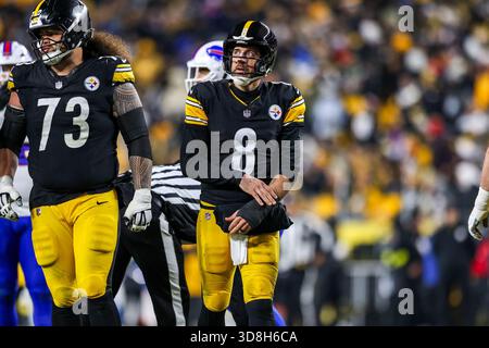 Pittsburgh, Pennsylvania, USA. November 2025 30. Pittsburgh Steelers Quarterback AARON RODGERS (8) greift während des NFL-Fußballspiels zwischen den Pittsburgh Steelers und den Buffalo Bills im Acrisure Stadium in Pittsburgh, Pennsylvania, nach seinem verletzten Handgelenk. (Kreditbild: © Brent Gudenschwager/ZUMA Press Wire) NUR REDAKTIONELLE VERWENDUNG! Nicht für kommerzielle ZWECKE! Quelle: ZUMA Press, Inc./Alamy Live News Stockfoto