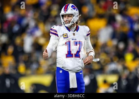 Pittsburgh, Pennsylvania, USA. November 2025 30. Der Buffalo Bills Quarterback JOSH ALLEN (17) signalisiert die Seitenlinie während des NFL-Fußballspiels zwischen den Pittsburgh Steelers und den Buffalo Bills im Acrisure Stadium in Pittsburgh, Pennsylvania. (Kreditbild: © Brent Gudenschwager/ZUMA Press Wire) NUR REDAKTIONELLE VERWENDUNG! Nicht für kommerzielle ZWECKE! Quelle: ZUMA Press, Inc./Alamy Live News Stockfoto