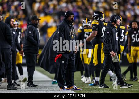 Pittsburgh, Pennsylvania, USA. November 2025 30. MIKE TOMLIN, Cheftrainer der Pittsburgh Steelers, blickt während des NFL-Fußballspiels zwischen den Pittsburgh Steelers und den Buffalo Bills im Acrisure Stadium in Pittsburgh, Pennsylvania, von der Seitenlinie zu. (Kreditbild: © Brent Gudenschwager/ZUMA Press Wire) NUR REDAKTIONELLE VERWENDUNG! Nicht für kommerzielle ZWECKE! Quelle: ZUMA Press, Inc./Alamy Live News Stockfoto