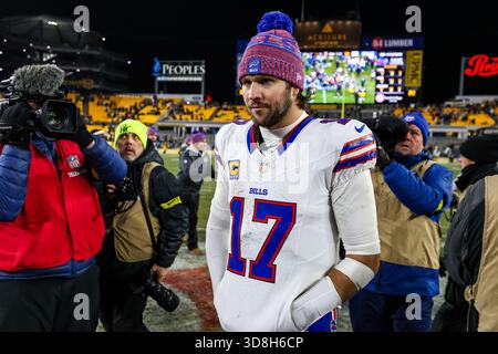 Pittsburgh, Pennsylvania, USA. November 2025 30. Buffalo Bills Quarterback JOSH ALLEN (17) nach dem NFL-Fußballspiel zwischen den Pittsburgh Steelers und den Buffalo Bills im Acrisure Stadium in Pittsburgh, Pennsylvania. (Kreditbild: © Brent Gudenschwager/ZUMA Press Wire) NUR REDAKTIONELLE VERWENDUNG! Nicht für kommerzielle ZWECKE! Quelle: ZUMA Press, Inc./Alamy Live News Stockfoto