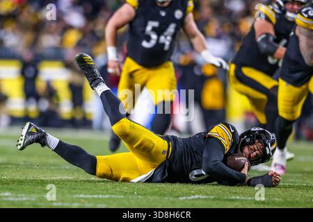 Pittsburgh, Pennsylvania, USA. November 2025 30. Pittsburgh Steelers Quarterback AARON RODGERS (8) fällt während des NFL-Fußballspiels zwischen den Pittsburgh Steelers und den Buffalo Bills im Acrisure Stadium in Pittsburgh, Pennsylvania, auf einen losen Schlag. (Kreditbild: © Brent Gudenschwager/ZUMA Press Wire) NUR REDAKTIONELLE VERWENDUNG! Nicht für kommerzielle ZWECKE! Quelle: ZUMA Press, Inc./Alamy Live News Stockfoto