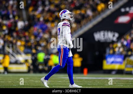Pittsburgh, Pennsylvania, USA. November 2025 30. Der Buffalo Bills Quarterback JOSH ALLEN (17) läuft während des NFL-Fußballspiels zwischen den Pittsburgh Steelers und den Buffalo Bills im Acrisure Stadium in Pittsburgh, Pennsylvania, zur Seitenlinie. (Kreditbild: © Brent Gudenschwager/ZUMA Press Wire) NUR REDAKTIONELLE VERWENDUNG! Nicht für kommerzielle ZWECKE! Quelle: ZUMA Press, Inc./Alamy Live News Stockfoto