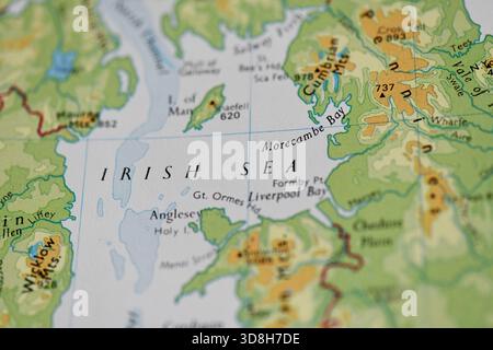 Nahaufnahme der physischen Karte der Irischen See, die die Isle of man, Anglesey, Morecambe Bay und die umliegenden britischen Küsten hervorhebt. Stockfoto