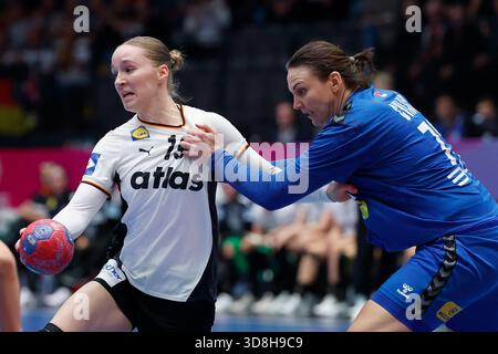 l.-R.: Vladana Mitrovic (Serbien, 19) und Aleksandra Vukajlovic (Serbien, 77), 30.11.2025, 27. IHF Handball-Weltmeisterschaft 2025, Deutschland - Serbien, GER, Stuttgart, Porsche Arena Stockfoto