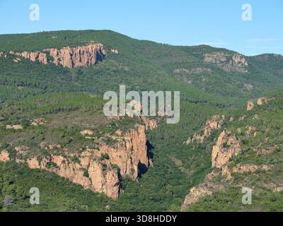 LUFTAUFNAHME. Le Blavet Gorge ist ein atemberaubender Canyon im Esterel-Massiv, der für seinen charakteristischen rötlichen Rhyolith bekannt ist. Bagnols-en-Forêt, Var, Frankreich. Stockfoto