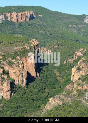 LUFTAUFNAHME. Le Blavet Gorge ist ein atemberaubender Canyon im Esterel-Massiv, der für seinen charakteristischen rötlichen Rhyolith bekannt ist. Bagnols-en-Forêt, Var, Frankreich. Stockfoto