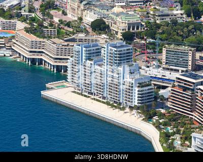 LUFTAUFNAHME. Le Renzo Apartments im gehobenen Viertel Le Portier (auch bekannt als Mareterra). Es ist der neueste Bezirk, der auf zurückgewonnenem Land in Monaco gebaut wurde. Stockfoto