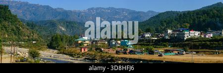 Ein atemberaubender Panoramablick auf Mussoorie, aufgenommen von Santla Devi in Dehradun. Die weite Berglandschaft Stockfoto