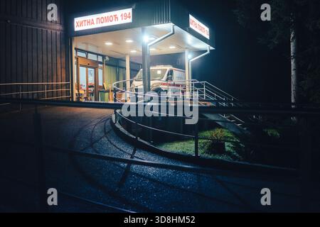 Cacak, Serbien - 25. November 2025: Ein Ambulanzgebäude mit geparkten Krankenwagen am Eingang. Stockfoto