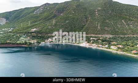 Aus der Vogelperspektive von Skaloma, einem Küstendorf in Zentralgriechenland, zeigt die Küste des Golfs von Korinth, das klare blaue Meer und traditionelle Häuser. Stockfoto