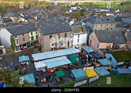 Blick aus der Vogelperspektive über die Stadt der Hay-on-Wye Gebäude und Weihnachtsmarktstände während des Hay Winter Festival 2025 Wales UK KATHY DEWITT Stockfoto