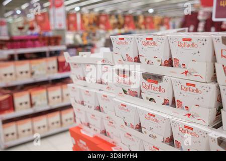 30. November 2025, Moskau, Russland. Raffaello Süßigkeiten sind in den Regalen eines Supermarktes ordentlich angeordnet und präsentieren festliche Verpackungen und Dekorationen, die Stockfoto