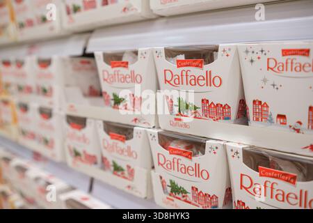 30. November 2025, Moskau, Russland. In einem Ladenregal werden Kisten mit Raffaello-Konfekt ausgestellt, die ihre festliche Verpackung und verlockende Desi präsentieren Stockfoto