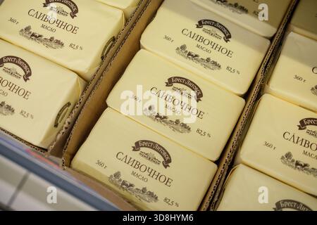 30. November 2025, Moskau, Russland. Butterblöcke werden ordentlich in Kartons mit verschiedenen Verpackungen platziert. Das Display ist für ausgelegt Stockfoto