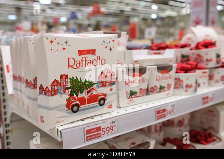 30. November 2025, Moskau, Russland. Festliche Bonbons säumen die Regale eines Lebensmittelgeschäfts und bieten Leckereien, die perfekt für die Weihnachtszeit sind. Stockfoto