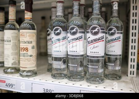 30. November 2025, Moskau, Russland. Mehrere Wodkaflaschen, die in einem Verkaufsregal in Russland angeordnet sind, zeigen unterschiedliche Marken und Preise im Einzelhandel. Stockfoto