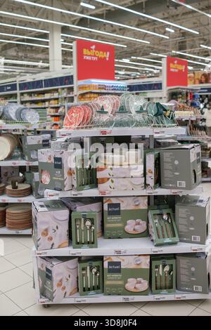 30. November 2025, Moskau, Russland. Ausstellung verschiedener Geschirr, einschließlich Teller, Besteck und Küchenzubehör in einem geschäftigen Einzelhandelsumfeld Stockfoto