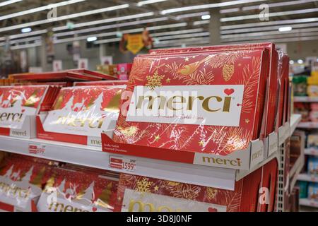 30. November 2025, Moskau, Russland. Farbenfrohe Verpackungen von Merci Pralinen füllen das Ladenregal und präsentieren festliche Designs für Weihnachtseinkäufe Stockfoto