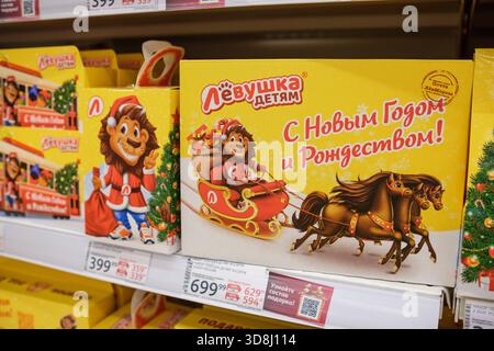 30. November 2025, Moskau, Russland. Farbenfrohe Boxen mit verspielten Charakteren und Weihnachtsgrüßen füllen die Regale in einem Geschäft und feiern die fröhliche Ho Stockfoto