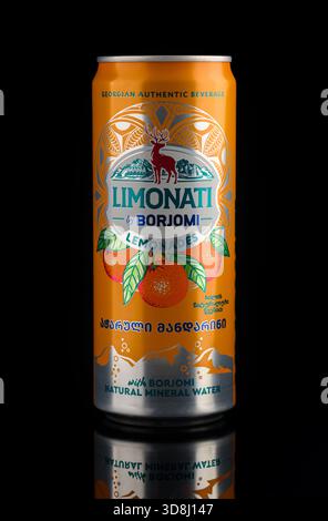Tbilisi, Georgia 11,28,2025 Limonati by Borjomi Mandarin aromatisierte Dose auf Schwarz Stockfoto