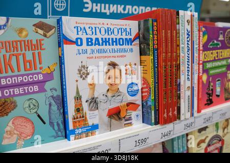 30. November 2025, Moskau, Russland. Regale mit Lehrbüchern für Kinder heben Themen wie frühes Lernen, Kreativität und kindliche Entwicklung hervor Stockfoto