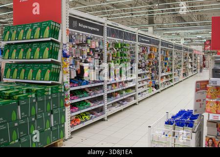 30. November 2025, Moskau, Russland. Der lebendige Schreibwarengang zeigt verschiedene Büromaterialien und Schulmaterialien, die ordentlich in Regalen angeordnet sind. Plent Stockfoto