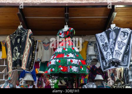 Bunte traditionelle mexikanische Kleidung und Poncho am Marktstand Stockfoto