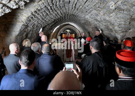 Annaya, Libanon. Dezember 2025. **NO LIBRI** Libanon, ANNAYA, 2025/12/1 Papst Leo XIV. Hält seine Rede vor dem Grab des heiligen Charbel Makhlouf im Kloster Saint Maroun, im Bergdorf Annaya Foto von VATIKANISCHEN MEDIEN /Katholische Presse Foto: Unabhängige Fotoagentur/Alamy Live News Stockfoto