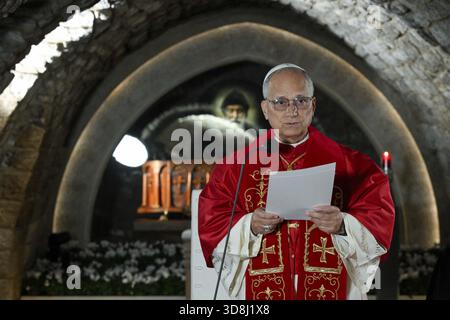 Annaya, Libanon. Dezember 2025. **NO LIBRI** Libanon, ANNAYA, 2025/12/1 Papst Leo XIV. Hält seine Rede vor dem Grab des heiligen Charbel Makhlouf im Kloster Saint Maroun, im Bergdorf Annaya Foto von VATIKANISCHEN MEDIEN /Katholische Presse Foto: Unabhängige Fotoagentur/Alamy Live News Stockfoto