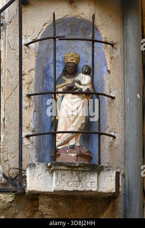 Christliche religiöse Statue oder Oratorium oder Oratorium der Schwarzen Madonna und Kind oder Baby Jesus Aix-en-Provence Frankreich Stockfoto