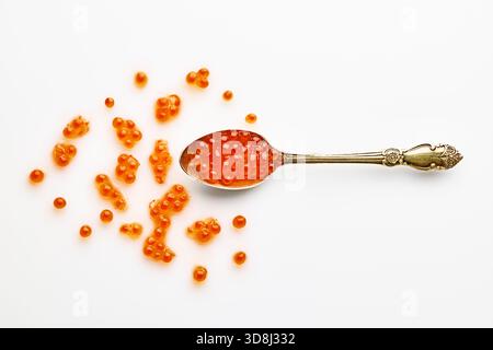 Löffel Mit Orange Roe Kaviar Auf Weißem Hintergrund, Gourmet Meeresfrüchte Vorspeise, Elegante Präsentation Stockfoto